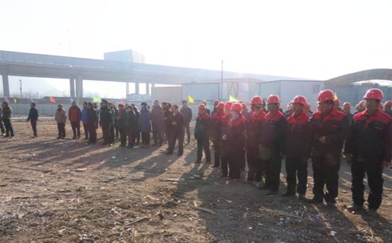 揚(yáng)鞭策馬喜圓發(fā)展夢(mèng)，萬(wàn)眾一心共筑新長(zhǎng)城