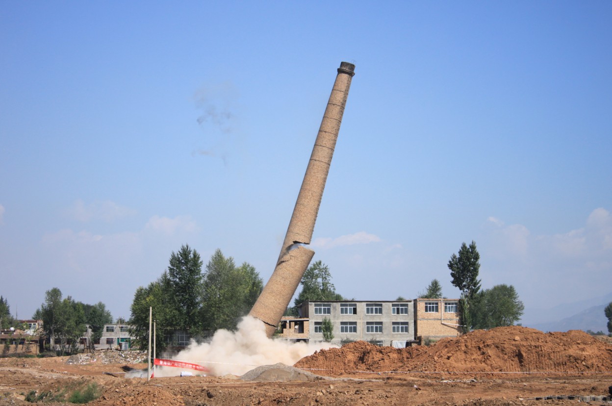 青海物產(chǎn)爆破技術(shù)服務(wù)有限公司北川工業(yè)園區(qū)49米煙囪拆除爆破圓滿成功